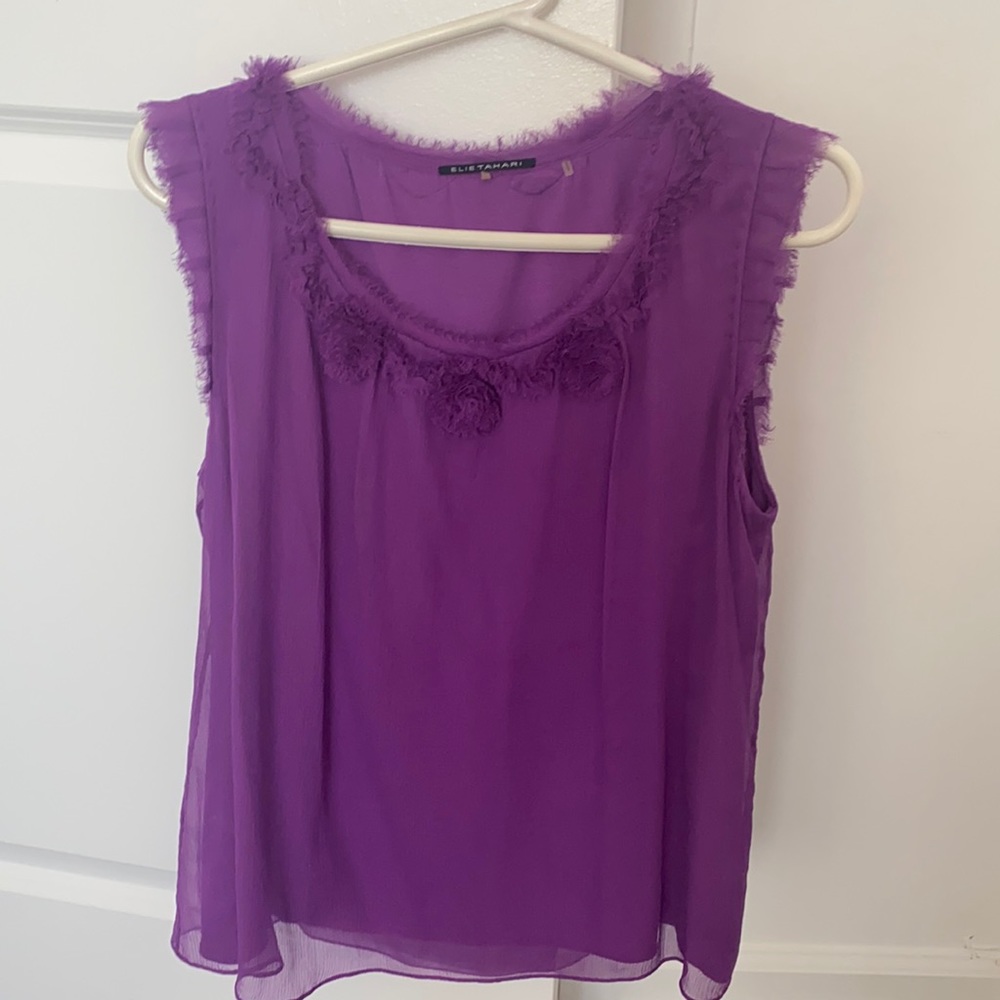Elie Tahari beautiful sleeveless blouse